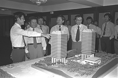 Minister of State for National Development and Chairman of SLF Properties Private Limited Lee Yock Suan (left) viewing a scale model of the SLF Complex after the contract-signing ceremony. 