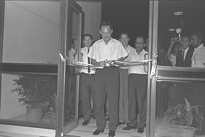Prime Minister Lee Kuan Yew officiating at the opening of Singapore Conference Hall and Trade Union House in Shenton Way, 1965.